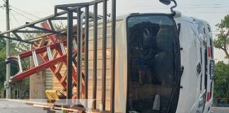 Conductor de camioncito se vuelca, km 123 en San Nicolás, Comalapa