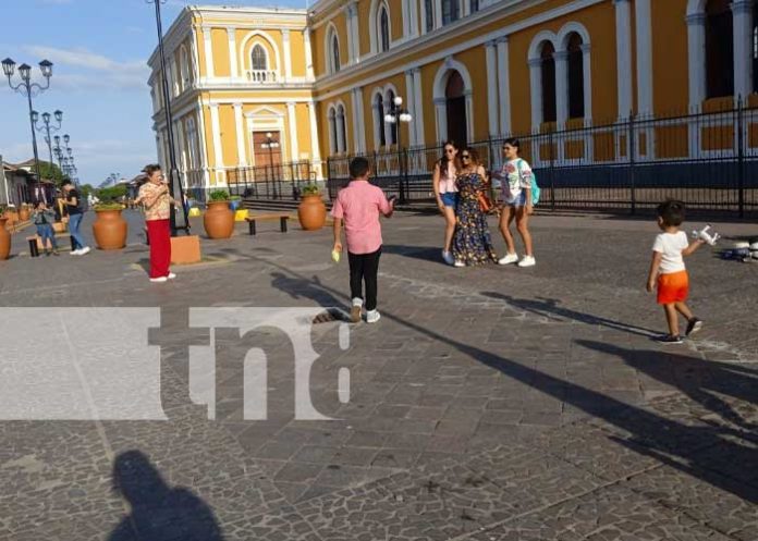 Granada enamora a los turistas en Semana Santa