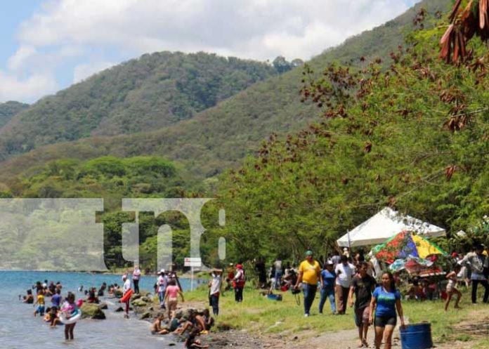 Familias disfrutan su día en la Laguna de Apoyo, Masaya