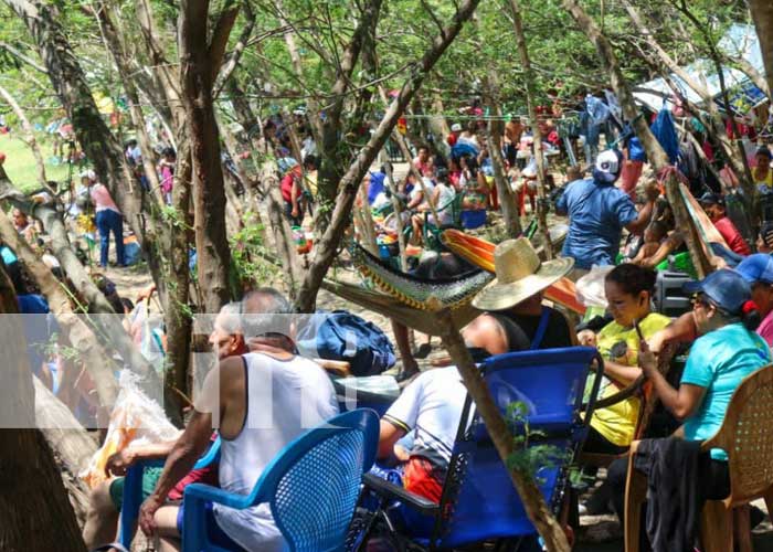 Familias disfrutan su día en la Laguna de Apoyo, Masaya