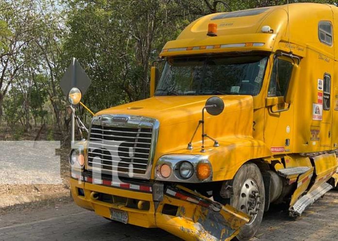 Choque entre una camioneta y una rastra deja a un hombre lesionado en Chontales