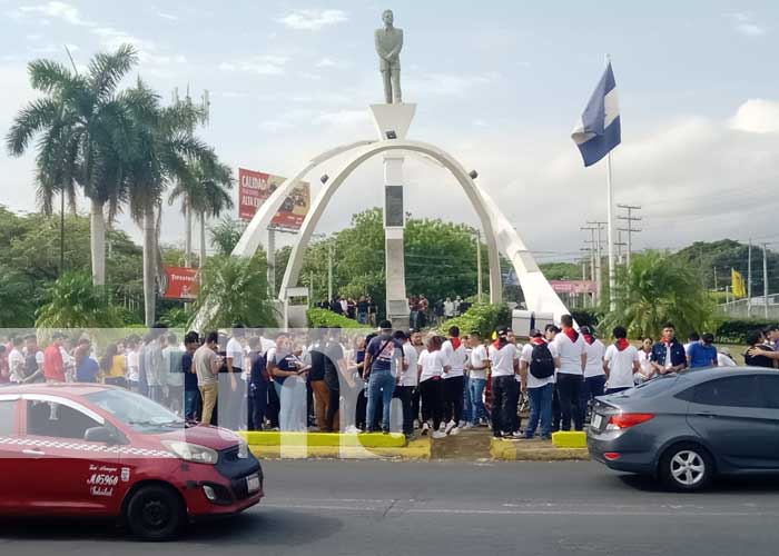 UNEN deposita ofrendas florales en conmemoración a Rigoberto López Pérez