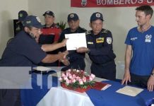 Foto: 21 Bomberos reciben de mano de las autoridades certificaciones profesionales / TN8