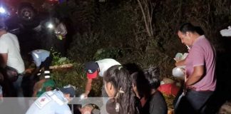 Foto: Tres muertos tras volcón mortal de una camioneta en la comarca El Morro, en Managua / TN8