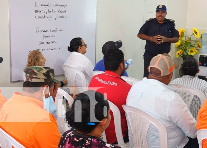 Conductores de buses reciben charla sobre el uso de extintores en Estelí