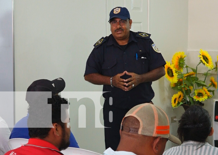 Conductores de buses reciben charla sobre el uso de extintores en Estelí