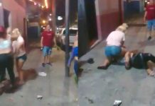 Mujeres 'ebrias' se van a los golpes en plena vía pública