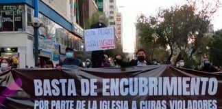 A "gritos partido" bolivianos exigen castigo contra sacerdotes violadores