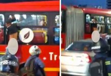 Desnudo y colgado de la ventana de un bus