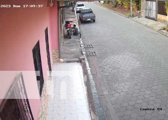 ¡Al descaro! Sujeto roba pieza de una moto en Juigalpa