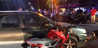 Foto: Irrespeto a luz roja deja heridos: Motociclista y acompañante en choque vial / TN8