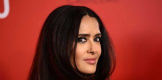 Un yate y un bikini pequeñito: Así impacta Salma Hayek a sus 56 años