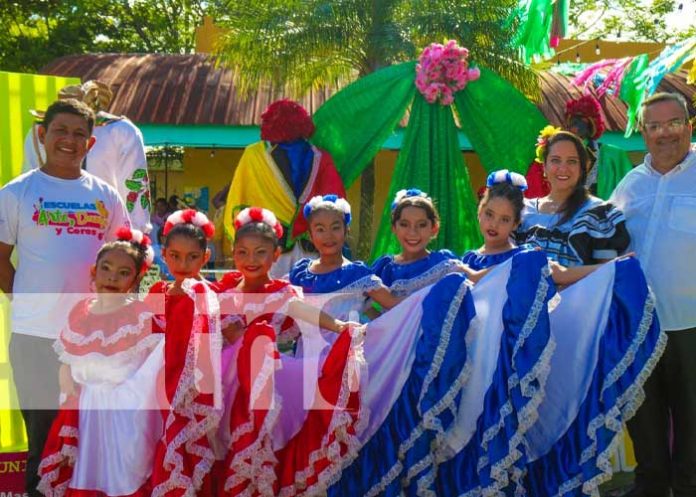 Entrega de trajes típicos y urbanos para distintos sectores de Nicaragua