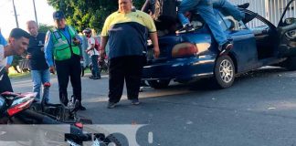 Foto: Managua: Motociclista termina en el techo de un vehículo tras impactar con el mismo / TN8