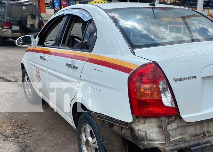 Motociclista termina lesionado al impactar un taxi en Juigalpa