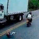 ¡Impactante video! Viva de milagro niña tras ser arrollada por dos motos en Colombia