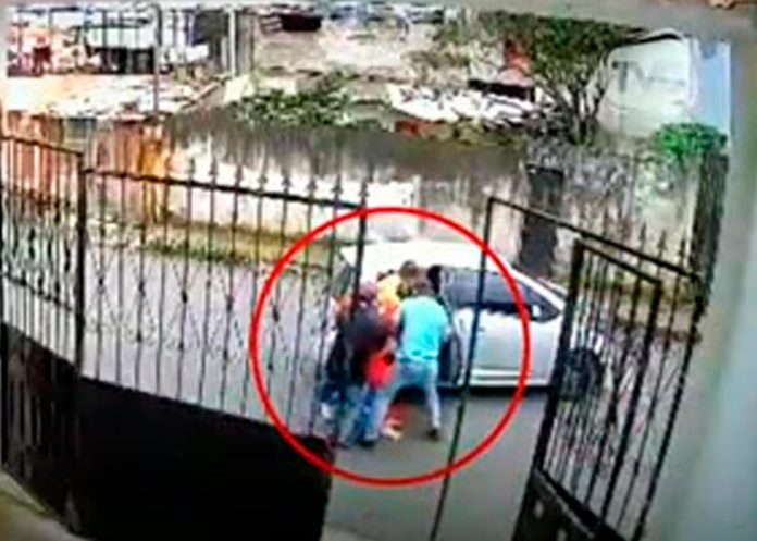 Viejito ruega por la vida de su mujer en medio de un secuestro en Ecuador