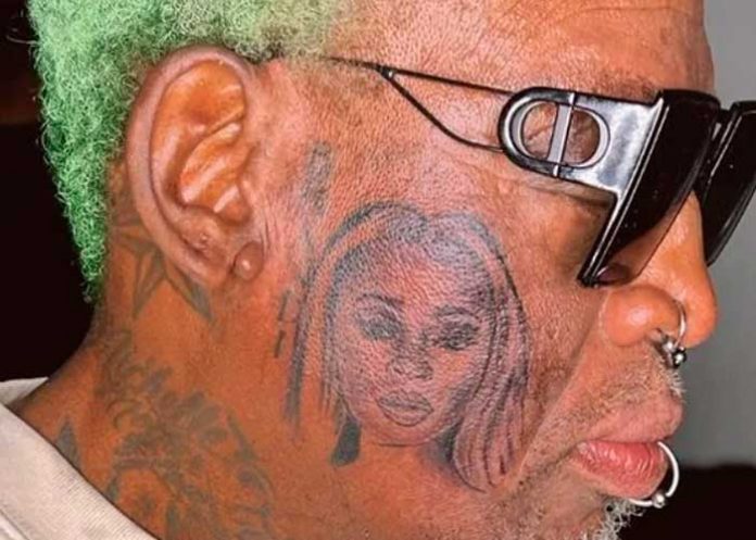 ¡No lo vas a creer! Rodman se tatúa la cara de su 