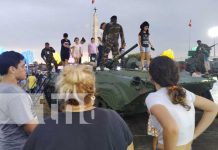 Familias visitan Plaza La Fe para conocer sobre los medios y armas que exhibe el Ejército de Nicaragua