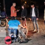 Accidente nocturno deja a un motociclista con graves heridas faciales