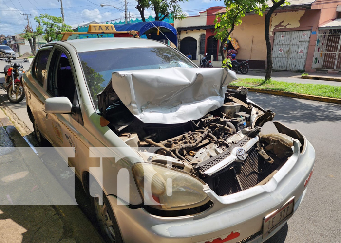 Daños materiales dejó una triple colisión en la ciudad de León