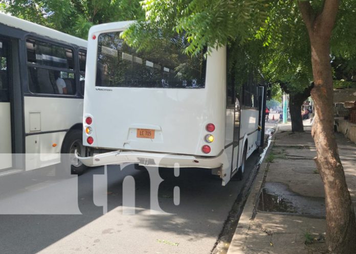 Daños materiales dejó una triple colisión en la ciudad de León