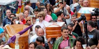 Desfilar en ataúd con la ropa que llevarías en tu funeral, tradición en España