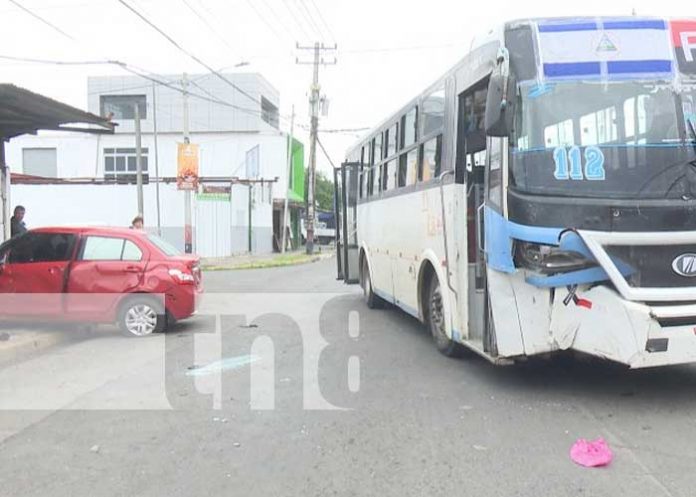 Foto: Choque de vehículo con bus en Managua / TN8