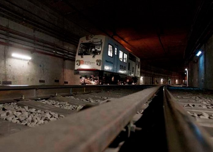 Hombre celoso se tiró con su pajera en las vías del tren en México