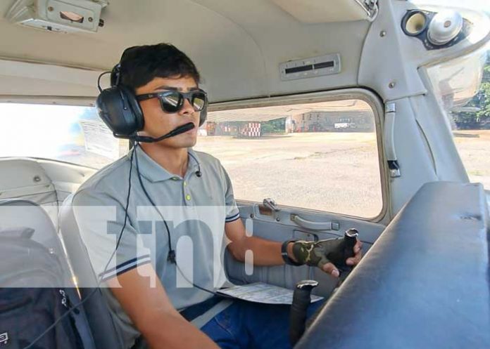 Jefferson Centeno de18 años es el piloto más joven de Nicaragua