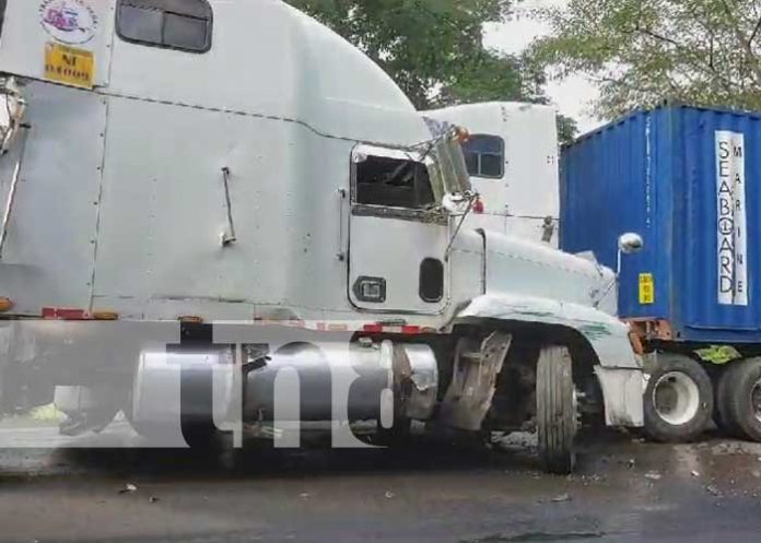 Fuerte impacto entre furgones en Estelí deja cuantiosos daños materiales