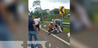 Conductor de vehículo catapulta a motociclistas y los deja grave en El Rama