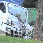 Conductor lesionado tras impactar el camión en un árbol en Estelí