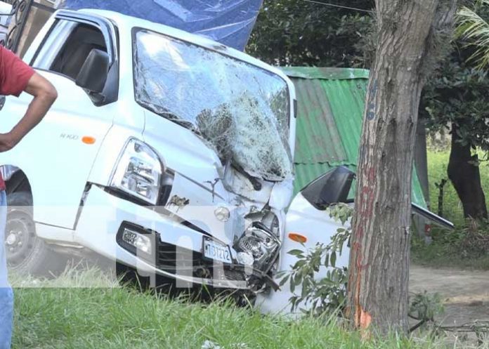 Conductor lesionado tras impactar el camión en un árbol en Estelí