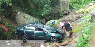 Foto: Los pasajeros de un taxi vivieron momentos de angustia, luego que el vehículo en que viajaban cayera al río Alalí en Nueva Segovia/TN8