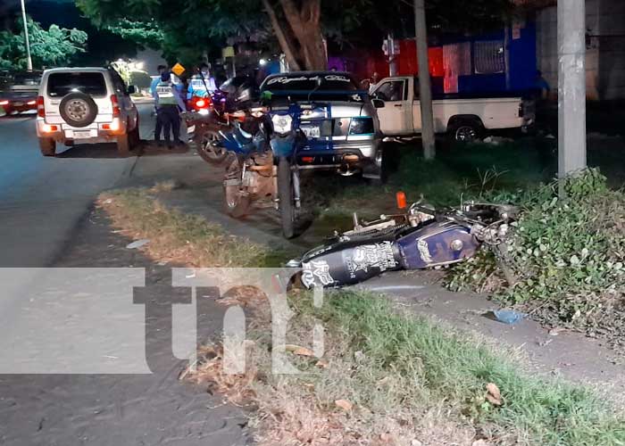 Pareja de motociclistas vivos de milagro tras sufrir accidente en Managua