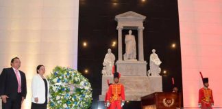 Foto: Ofrenda floral al sarcófago que contiene los restos mortales del Libertador Simón Bolívar / Cortesía