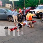 Mujer realiza mala maniobra y lesiona de gravedad a motociclista en Managua