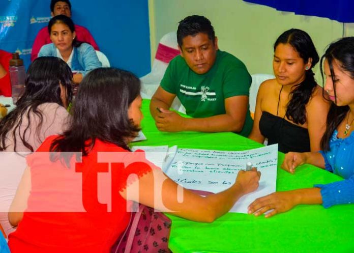 Artesanos de Masaya se gradúan en curso de confección de cotonas y batas