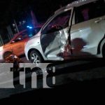 Motociclista y acompañante al borde de la muerte tras impactar un auto en Managua