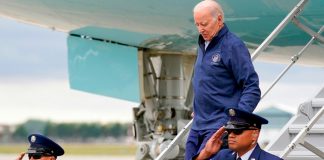 ¿Joe Biden en las últimas? Se le aflojan las "canillas" al bajar del avión