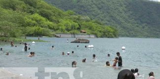 Foto: Llegan a Xiloá familias capitalinas para disfrutar de sus cálidas aguas/TN8