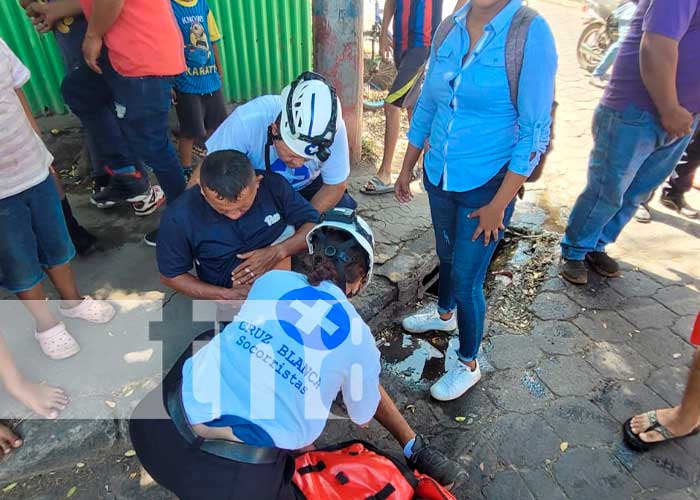 Motorizado ignora el ALTO y manda a un hombre al hospital, en Granada