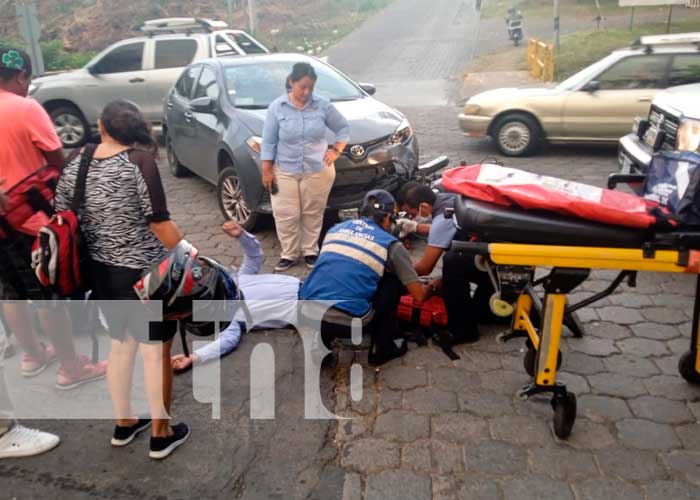 Mujer realiza mala maniobra y lesiona de gravedad a motociclista en Managua