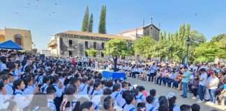 Foto: Coro estudiantil para saludar a la patria en León / TN8