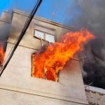 Niña salta por la ventana y sobrevive a incendio