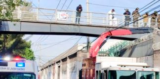 Foto: ¡Tragedia! Hallan cadáver suspendido de un puente peatonal en Pantitlán, México/Cortesía