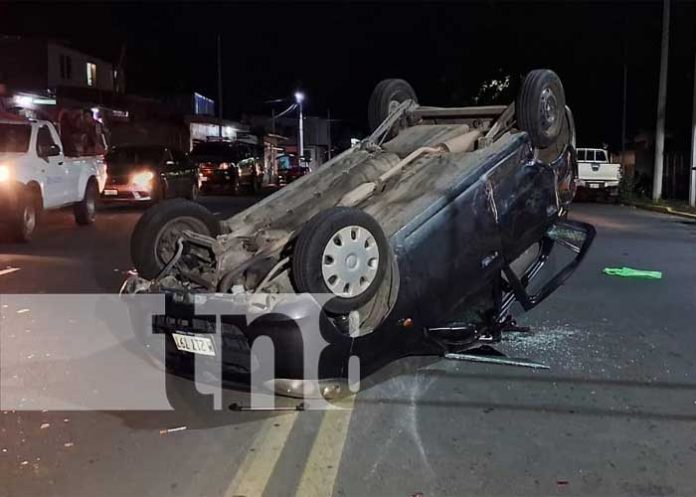 Conductor ebrio provoca el vuelco de un carro en el barrio Altagracia