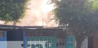 Voraz incendio consume vivienda en Villa Libertad, Managua