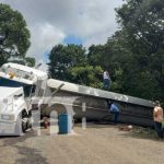 Camión cisterna se vuelca con 5 mil galones de combustible en Chontales